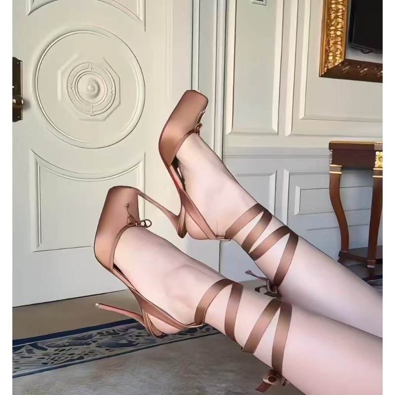 Rode schoenen met hoge hakken, - Wedding Shop recensie en prijs