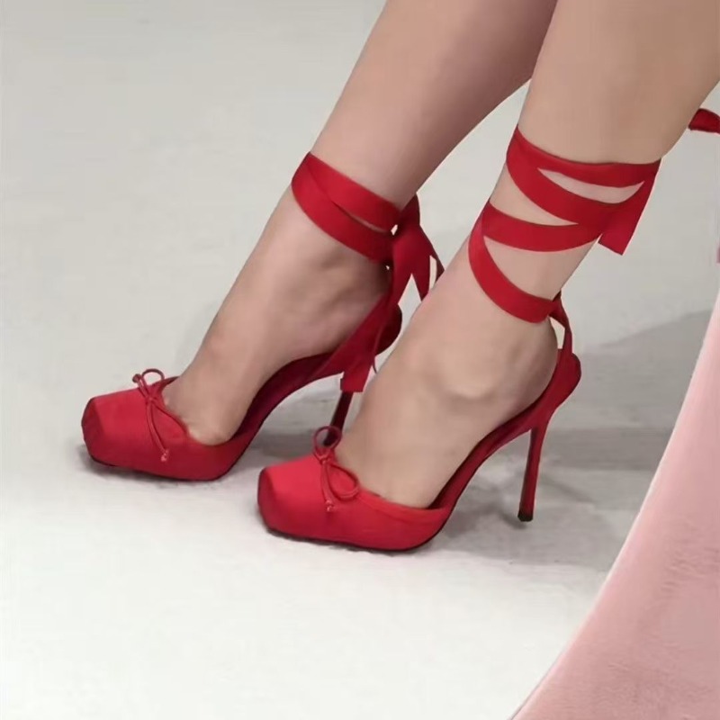 Rode schoenen met hoge hakken, - Wedding Shop recensie en prijs