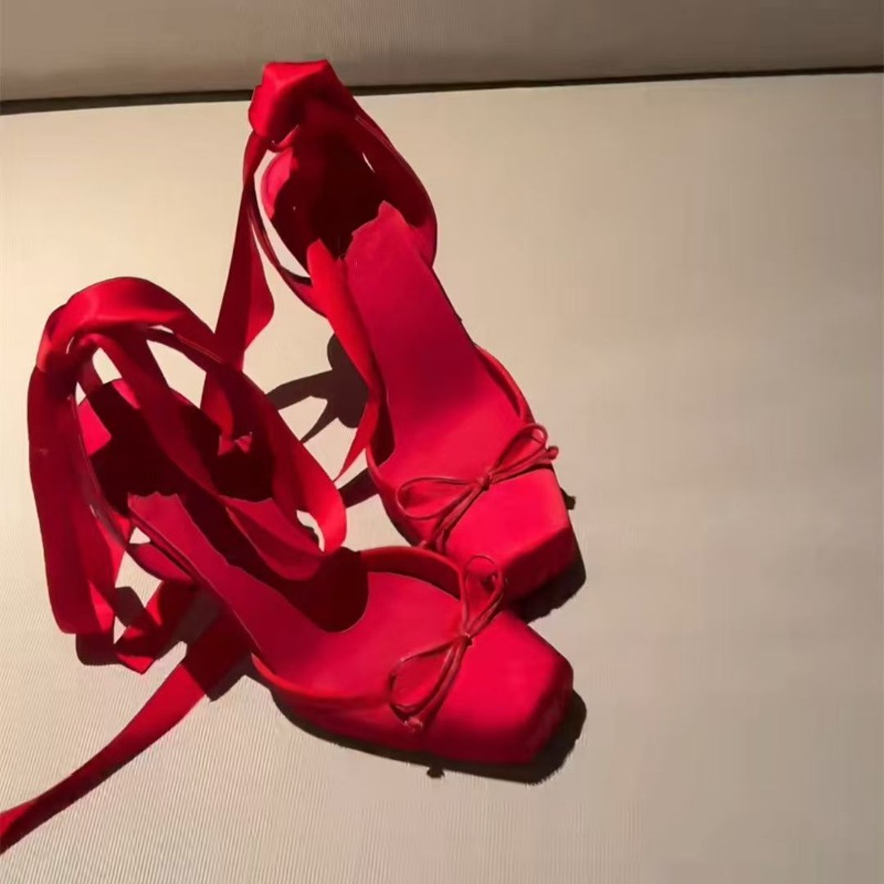 Rode schoenen met hoge hakken, - Wedding Shop recensie en prijs